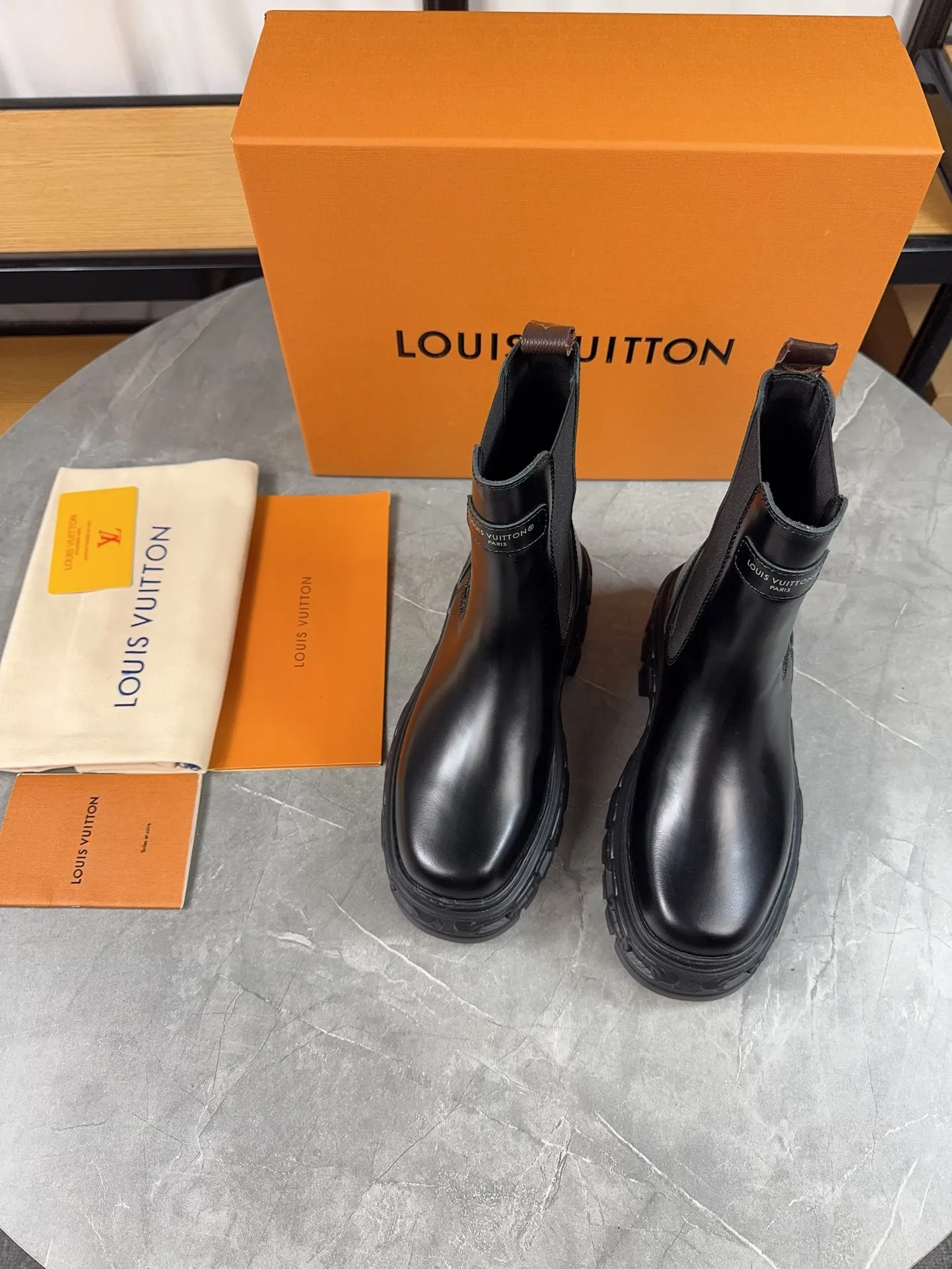 Men's shoes 💰700💰Ladies model Louis vuitton new short boots; beautiful lines and no bloat, original first-layer cowhide combined with high mercerized frosted cowhide, thin strap motorcycle boots are easy to put on and take off, without contrast (to isolate the cold winter) ❶ Upper: original open edge beaded cowhide ❷ Inner: cowhide ❸ Foot pads: cowhide leather ❹ Outsole: original wear-resistant and non-slip raw rubber sole ❺Sole height: 6cn ❻Packaging: Original LV special box ❼Number: 34-41 (34/41 customization is not returnable) Boot height 6 inches ☀Color: (black military green)